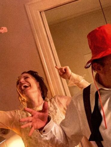 Den Korte Avis | DET NYE ÅR er en tragikomisk film om en nytårsaften, hvor traditioner og facader krakelerer