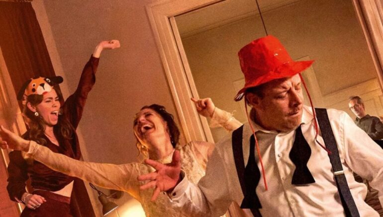 Den Korte Avis | DET NYE ÅR er en tragikomisk film om en nytårsaften, hvor traditioner og facader krakelerer