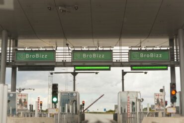 Den Korte Avis | De kom trods alt over broen, men i håndjern – to georgiske mænd kom grueligt galt afsted, da de ramte autoværnet ved Storebælt