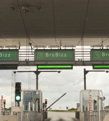 Den Korte Avis | De kom trods alt over broen, men i håndjern – to georgiske mænd kom grueligt galt afsted, da de ramte autoværnet ved Storebælt