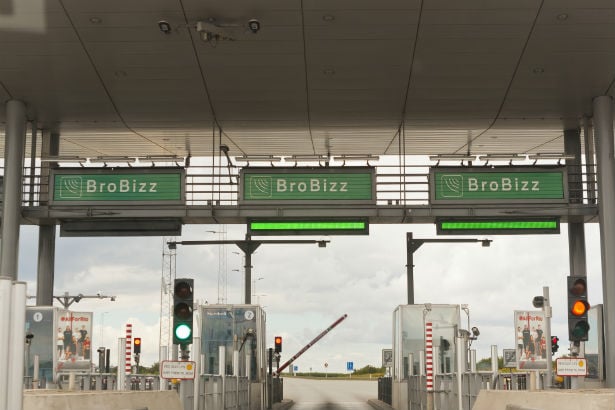 Den Korte Avis | De kom trods alt over broen, men i håndjern – to georgiske mænd kom grueligt galt afsted, da de ramte autoværnet ved Storebælt