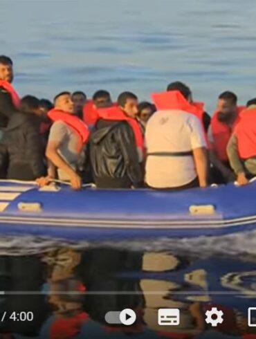 Den Korte Avis | Den socialdemokratiske britiske regering vil stramme asylreglerne efter dansk mønster – partiets venstrefløj raser