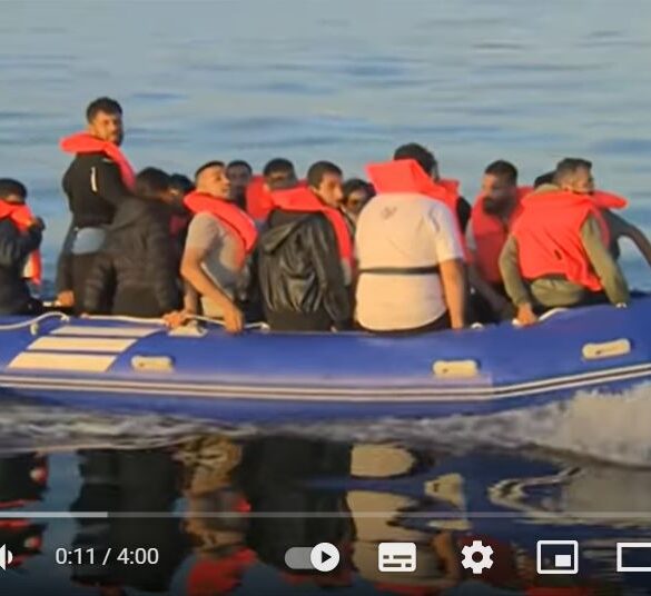 Den Korte Avis | Den socialdemokratiske britiske regering vil stramme asylreglerne efter dansk mønster – partiets venstrefløj raser