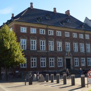 Den Korte Avis | Departementschef på afveje: Finansministeriets øverste chef har fået en tjenstlig advarsel og skal møde i retten