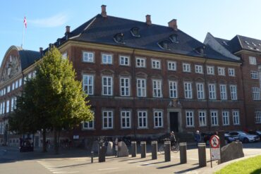 Den Korte Avis | Departementschef på afveje: Finansministeriets øverste chef har fået en tjenstlig advarsel og skal møde i retten