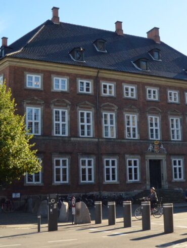 Den Korte Avis | Departementschef på afveje: Finansministeriets øverste chef har fået en tjenstlig advarsel og skal møde i retten