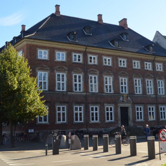 Den Korte Avis | Departementschef på afveje: Finansministeriets øverste chef har fået en tjenstlig advarsel og skal møde i retten