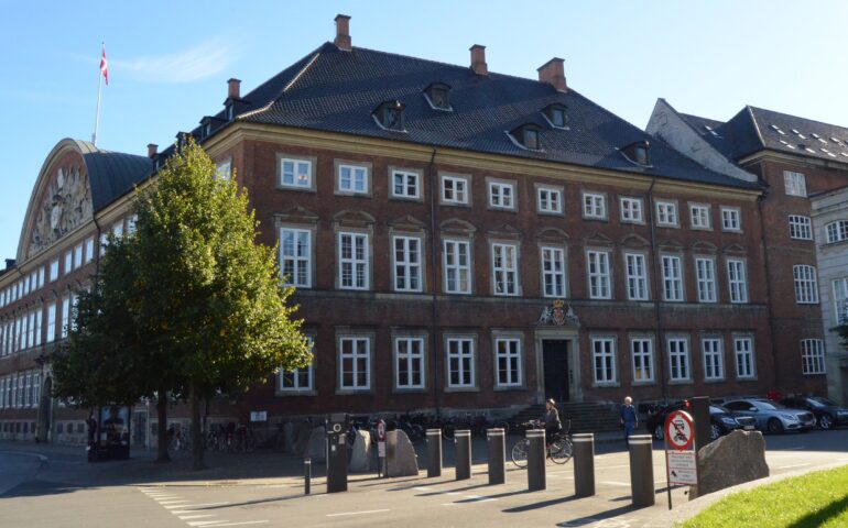 Den Korte Avis | Departementschef på afveje: Finansministeriets øverste chef har fået en tjenstlig advarsel og skal møde i retten