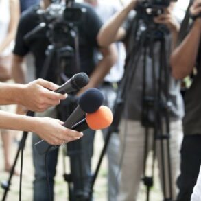 Den Korte Avis | En række afsløringer af partiskhed i BBC dækning har kastet TV-stationen ud i et stormvejr