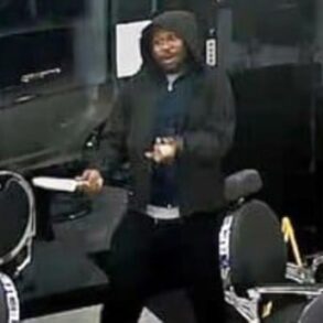 Den Korte Avis | England i kaos: Han er sigtet for at have stukket 11 mennesker i et tog – han havde overfaldet flere andre, men blev ikke stoppet