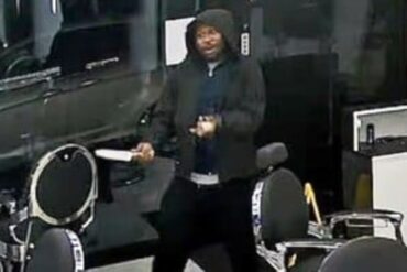 Den Korte Avis | England i kaos: Han er sigtet for at have stukket 11 mennesker i et tog – han havde overfaldet flere andre, men blev ikke stoppet