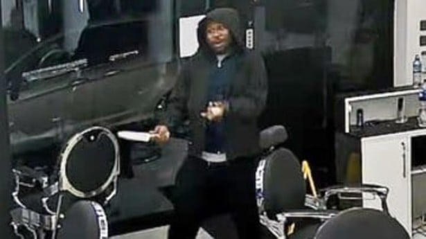 Den Korte Avis | England i kaos: Han er sigtet for at have stukket 11 mennesker i et tog – han havde overfaldet flere andre, men blev ikke stoppet