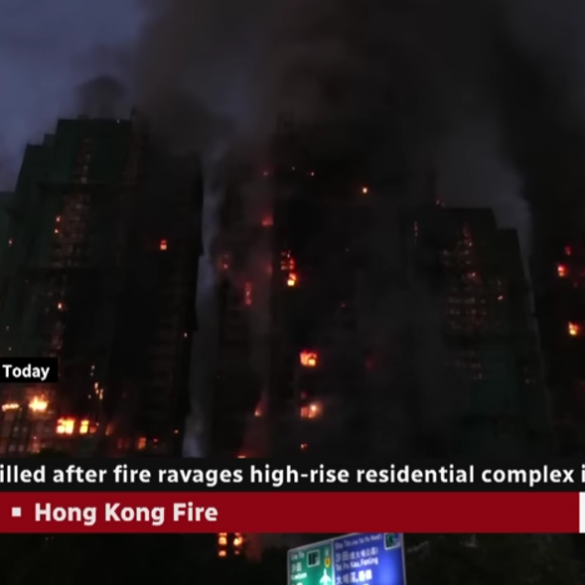 Den Korte Avis | Hongkong: Mindst 40 døde og flere hundrede savnes efter vild brand i syv store højhuse, hvor der især bor ældre mennesker