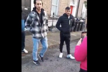 Den Korte Avis | Kvinde spørger afghanere: Hvorfor flygter I fra en krig og efterlader koner og børn? Deres svar er en skændsel