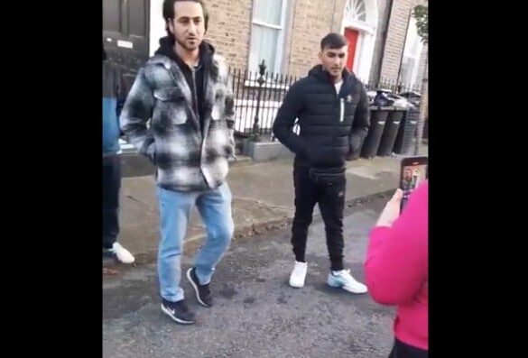 Den Korte Avis | Kvinde spørger afghanere: Hvorfor flygter I fra en krig og efterlader koner og børn? Deres svar er en skændsel