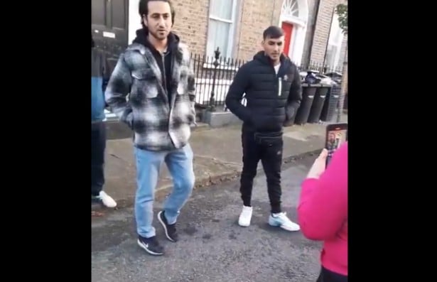 Den Korte Avis | Kvinde spørger afghanere: Hvorfor flygter I fra en krig og efterlader koner og børn? Deres svar er en skændsel