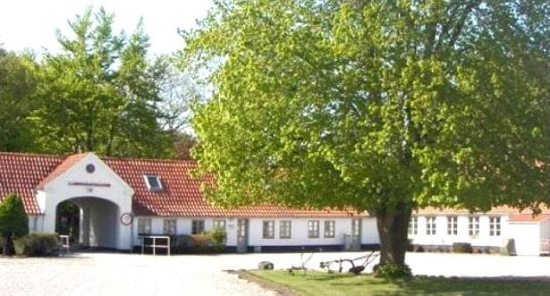 Den Korte Avis | Mand anholdt efter brand på Kærshovedgård – hel bygning beskadiget og mindst 30 skal genhuses