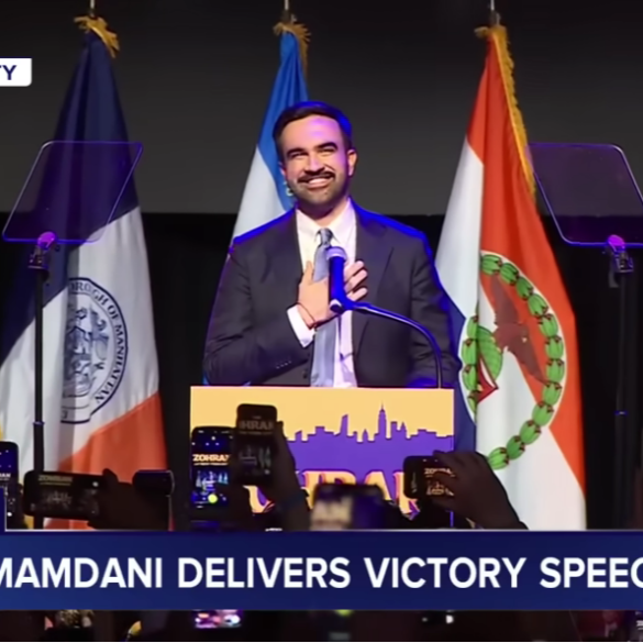 Den Korte Avis | Muslimsk socialist og antizionist stormer frem som ny borgmester i New York – Trump varsler kamp, men han kan selv blive ramt