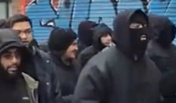 Den Korte Avis | Muslimske mænd marcherer gennem Londons gader – “det er en udenlandsk invasionshær”, lyder advarslen fra islamkritisk politiker