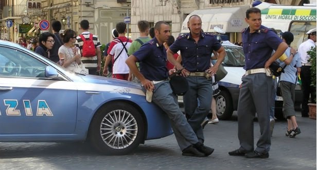 Den Korte Avis | Rædselsangreb i Rom: Migranter gruppevoldtog 18-årig pige foran hendes kæreste