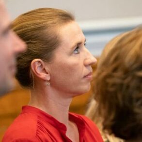 Den Korte Avis | Røster i det socialdemokratiske bagland kræver Mette Frederiksens afgang – men hun er fortsat partiets ubestridte leder