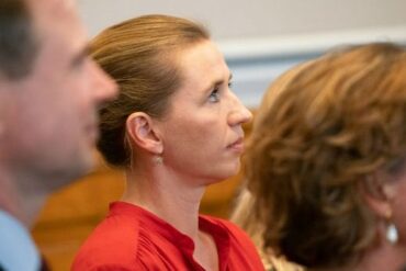 Den Korte Avis | Røster i det socialdemokratiske bagland kræver Mette Frederiksens afgang – men hun er fortsat partiets ubestridte leder