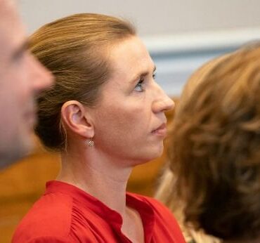 Den Korte Avis | Røster i det socialdemokratiske bagland kræver Mette Frederiksens afgang – men hun er fortsat partiets ubestridte leder