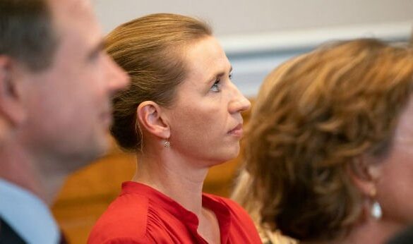 Den Korte Avis | Røster i det socialdemokratiske bagland kræver Mette Frederiksens afgang – men hun er fortsat partiets ubestridte leder