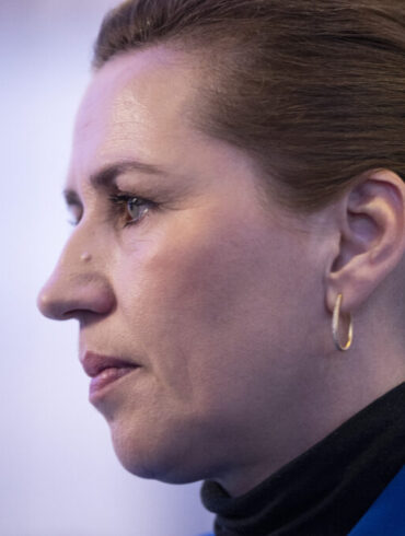 Mette Frederiksen trænger til hjælp