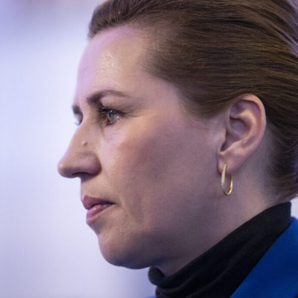 Mette Frederiksen trænger til hjælp