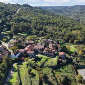 Portugisisk landsby med 41 renoverede huse, kirke og restaurant til salg for 1,4 millioner euro