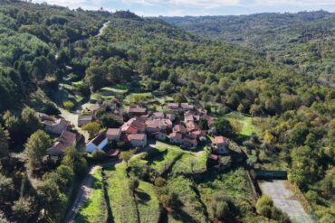 Portugisisk landsby med 41 renoverede huse, kirke og restaurant til salg for 1,4 millioner euro