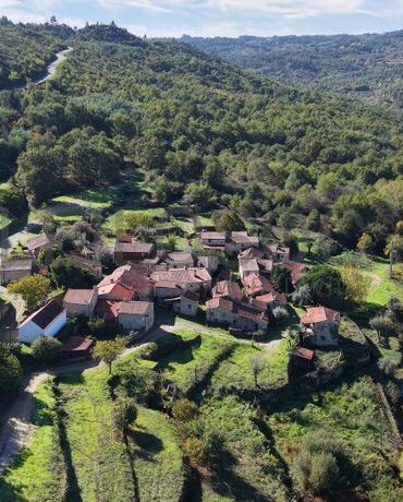 Portugisisk landsby med 41 renoverede huse, kirke og restaurant til salg for 1,4 millioner euro