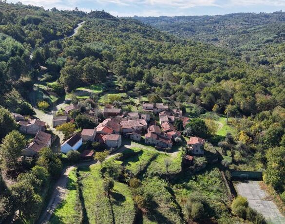 Portugisisk landsby med 41 renoverede huse, kirke og restaurant til salg for 1,4 millioner euro