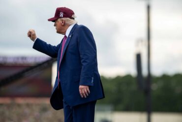 Trump-administrationen er i gang med at gennem­gå status for over 200.000 Biden-migranter