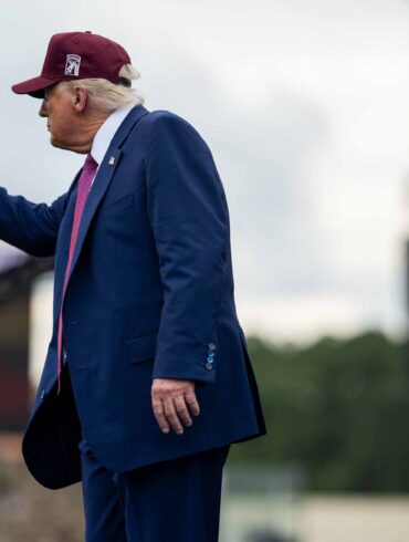 Trump-administrationen er i gang med at gennem­gå status for over 200.000 Biden-migranter