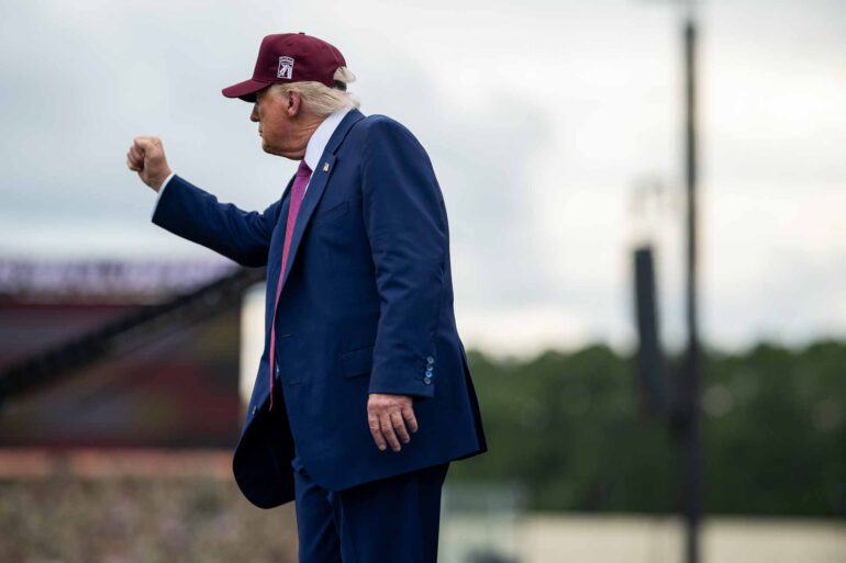 Trump-administrationen er i gang med at gennem­gå status for over 200.000 Biden-migranter