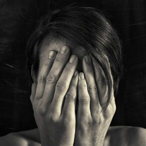 Vidner søges til voldtægtsforsøg Nordjyllands Politi søger nu efter vidner til en alvorlig sag fra Aars, hvor en kvinde den 9. november 2025 blev forsøgt voldtaget. Også borgere i området omkring gerningsstedet opfordres til at gennemse eventuelt videoovervågning. Det oplyser efterforskningslederen, politikommissær Mikkel Brügmann. Politiet kan om sagens omstændigheder oplyse, at offeret – en kvinde midt i 20’erne – havde lagt sig til at sove, men omkring kl. 04.00 vågnede hun ved, at der befandt sig en person i hendes soveværelse. Denne person holdt hende indledningsvist fast. Kvinden fik dog vristet sig fri, og gerningspersonen flygtede fra stedet ud af en terrassedør. ”Den præcise hensigt er på nuværende tidspunkt uvist, men det ændrer ikke på, at vi ser på det her med overordentlig stor alvor,” pointerer politikommissær Mikkel Brügmann, ”og derfor efterforsker vi sagen som et forsøg på voldtægt.” Signalementet af den mistænkte i sagen er sparsomt, men personen vurderes at være omkring 175 cm høj og som havende en fast eller kompakt kropsbygning. ”Vi har arbejdet i området siden anmeldelsen med en lang række efterforskningsskridt, blandt andet indhentning af mulig overvågning, sporsikring, afhøringer og genafhøringer,” fortsætter Mikkel Brügmann, ”men da vi endnu ingen sigtede har i sagen, så går vi nu ud i offentligheden med disse oplysninger i håbet om, at det kan bidrage til et gennembrud i efterforskningen.” Nordjyllands Politi søger særligt efter vidner, der kan have set en person, som har udvist mistænkelig adfærd – det kunne eventuelt være ved at kigge ind gennem vinduer omkring gerningstidspunktet søndag nat eller søndag tidlig morgen. Dette er især i området omkring Anlægsvej, Peder Stubsvej, Himerlandsgade, Møllevang, Møllevej og Grønnevej. Men helt generelt hører politiet gerne fra borgere, som har haft deres færden i området mellem kl. 02.00 og 05.00. ”Er der beboere i området, der ligger inde med videoovervågning, bedes de kigge dette igennem for søndag morgen i tidsrummet fra kl. 02.00 til 05.00 – og finder man noget mistænkeligt, så skal man straks kontakte os på telefon 114,” fremhæver politikommissæren, som tilføjer, at man også gerne må tjekke eventuel overvågning i sin bil, hvis man har kørt i området i det nævnte tidsrum. Af hensynet til efterforskningen kan politiet ikke udtale sig yderligere om sagens detaljer. Politiets telefonnummer er 114. – 24NYT