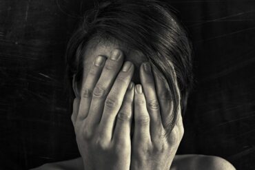 Vidner søges til voldtægtsforsøg Nordjyllands Politi søger nu efter vidner til en alvorlig sag fra Aars, hvor en kvinde den 9. november 2025 blev forsøgt voldtaget. Også borgere i området omkring gerningsstedet opfordres til at gennemse eventuelt videoovervågning. Det oplyser efterforskningslederen, politikommissær Mikkel Brügmann. Politiet kan om sagens omstændigheder oplyse, at offeret – en kvinde midt i 20’erne – havde lagt sig til at sove, men omkring kl. 04.00 vågnede hun ved, at der befandt sig en person i hendes soveværelse. Denne person holdt hende indledningsvist fast. Kvinden fik dog vristet sig fri, og gerningspersonen flygtede fra stedet ud af en terrassedør. ”Den præcise hensigt er på nuværende tidspunkt uvist, men det ændrer ikke på, at vi ser på det her med overordentlig stor alvor,” pointerer politikommissær Mikkel Brügmann, ”og derfor efterforsker vi sagen som et forsøg på voldtægt.” Signalementet af den mistænkte i sagen er sparsomt, men personen vurderes at være omkring 175 cm høj og som havende en fast eller kompakt kropsbygning. ”Vi har arbejdet i området siden anmeldelsen med en lang række efterforskningsskridt, blandt andet indhentning af mulig overvågning, sporsikring, afhøringer og genafhøringer,” fortsætter Mikkel Brügmann, ”men da vi endnu ingen sigtede har i sagen, så går vi nu ud i offentligheden med disse oplysninger i håbet om, at det kan bidrage til et gennembrud i efterforskningen.” Nordjyllands Politi søger særligt efter vidner, der kan have set en person, som har udvist mistænkelig adfærd – det kunne eventuelt være ved at kigge ind gennem vinduer omkring gerningstidspunktet søndag nat eller søndag tidlig morgen. Dette er især i området omkring Anlægsvej, Peder Stubsvej, Himerlandsgade, Møllevang, Møllevej og Grønnevej. Men helt generelt hører politiet gerne fra borgere, som har haft deres færden i området mellem kl. 02.00 og 05.00. ”Er der beboere i området, der ligger inde med videoovervågning, bedes de kigge dette igennem for søndag morgen i tidsrummet fra kl. 02.00 til 05.00 – og finder man noget mistænkeligt, så skal man straks kontakte os på telefon 114,” fremhæver politikommissæren, som tilføjer, at man også gerne må tjekke eventuel overvågning i sin bil, hvis man har kørt i området i det nævnte tidsrum. Af hensynet til efterforskningen kan politiet ikke udtale sig yderligere om sagens detaljer. Politiets telefonnummer er 114. – 24NYT