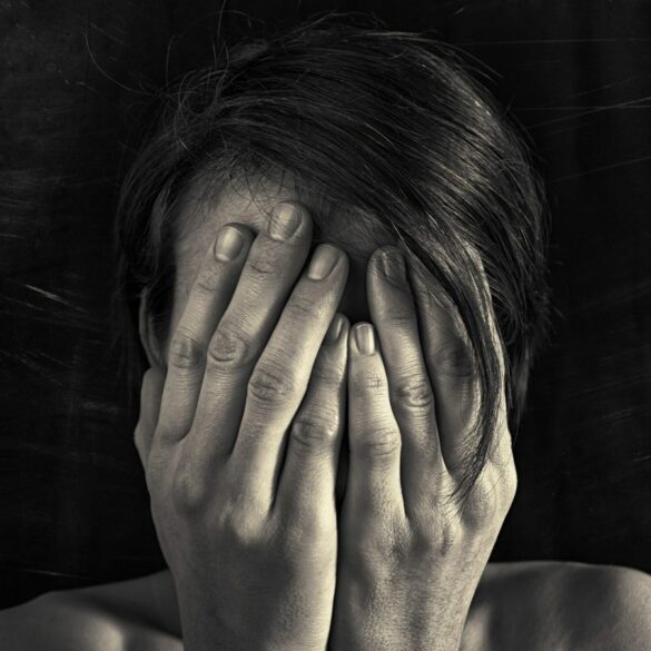 Vidner søges til voldtægtsforsøg Nordjyllands Politi søger nu efter vidner til en alvorlig sag fra Aars, hvor en kvinde den 9. november 2025 blev forsøgt voldtaget. Også borgere i området omkring gerningsstedet opfordres til at gennemse eventuelt videoovervågning. Det oplyser efterforskningslederen, politikommissær Mikkel Brügmann. Politiet kan om sagens omstændigheder oplyse, at offeret – en kvinde midt i 20’erne – havde lagt sig til at sove, men omkring kl. 04.00 vågnede hun ved, at der befandt sig en person i hendes soveværelse. Denne person holdt hende indledningsvist fast. Kvinden fik dog vristet sig fri, og gerningspersonen flygtede fra stedet ud af en terrassedør. ”Den præcise hensigt er på nuværende tidspunkt uvist, men det ændrer ikke på, at vi ser på det her med overordentlig stor alvor,” pointerer politikommissær Mikkel Brügmann, ”og derfor efterforsker vi sagen som et forsøg på voldtægt.” Signalementet af den mistænkte i sagen er sparsomt, men personen vurderes at være omkring 175 cm høj og som havende en fast eller kompakt kropsbygning. ”Vi har arbejdet i området siden anmeldelsen med en lang række efterforskningsskridt, blandt andet indhentning af mulig overvågning, sporsikring, afhøringer og genafhøringer,” fortsætter Mikkel Brügmann, ”men da vi endnu ingen sigtede har i sagen, så går vi nu ud i offentligheden med disse oplysninger i håbet om, at det kan bidrage til et gennembrud i efterforskningen.” Nordjyllands Politi søger særligt efter vidner, der kan have set en person, som har udvist mistænkelig adfærd – det kunne eventuelt være ved at kigge ind gennem vinduer omkring gerningstidspunktet søndag nat eller søndag tidlig morgen. Dette er især i området omkring Anlægsvej, Peder Stubsvej, Himerlandsgade, Møllevang, Møllevej og Grønnevej. Men helt generelt hører politiet gerne fra borgere, som har haft deres færden i området mellem kl. 02.00 og 05.00. ”Er der beboere i området, der ligger inde med videoovervågning, bedes de kigge dette igennem for søndag morgen i tidsrummet fra kl. 02.00 til 05.00 – og finder man noget mistænkeligt, så skal man straks kontakte os på telefon 114,” fremhæver politikommissæren, som tilføjer, at man også gerne må tjekke eventuel overvågning i sin bil, hvis man har kørt i området i det nævnte tidsrum. Af hensynet til efterforskningen kan politiet ikke udtale sig yderligere om sagens detaljer. Politiets telefonnummer er 114. – 24NYT