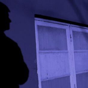 Den Korte Avis | DNA-spor: Den 50-årige mand følte sig nok sikker, men så bankede det på døren – og nu er han tiltalt i en ti år gammel sag om overfald og voldtægt