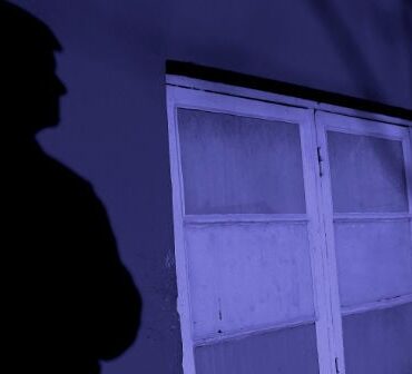 Den Korte Avis | DNA-spor: Den 50-årige mand følte sig nok sikker, men så bankede det på døren – og nu er han tiltalt i en ti år gammel sag om overfald og voldtægt