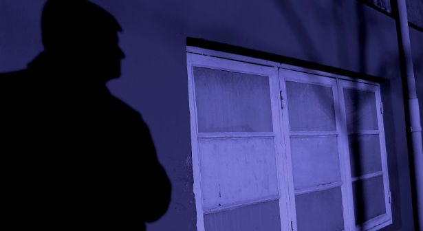 Den Korte Avis | DNA-spor: Den 50-årige mand følte sig nok sikker, men så bankede det på døren – og nu er han tiltalt i en ti år gammel sag om overfald og voldtægt