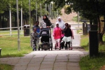 Den Korte Avis | Ifølge en pressemeddelelse fra boligministeren er der “sket et markant fald i antallet af parallelsamfund” – vi får se