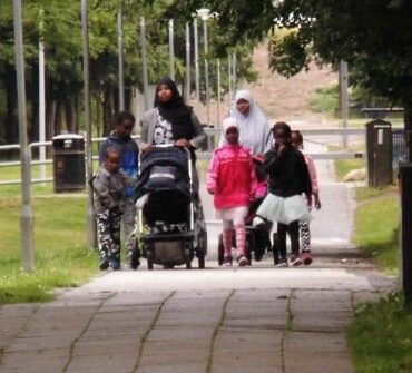 Den Korte Avis | Ifølge en pressemeddelelse fra boligministeren er der “sket et markant fald i antallet af parallelsamfund” – vi får se