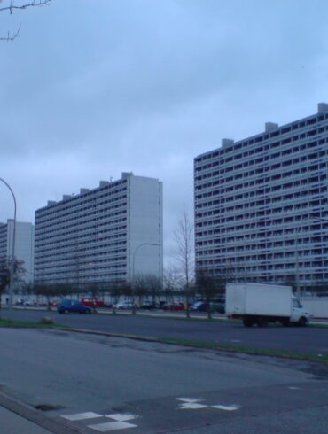 Den Korte Avis | Mand af somalisk afstamning myrdede sin mor i 2014 – nu har han kastet sin 2-årige halvbror i døden fra 7. etage i Høje Gladsaxe