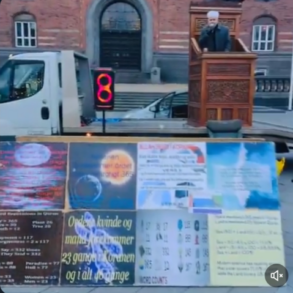 Den Korte Avis | Midt på Rådhuspladsen i København var der opstillet en slags moské, og en imam læste op af Koranen