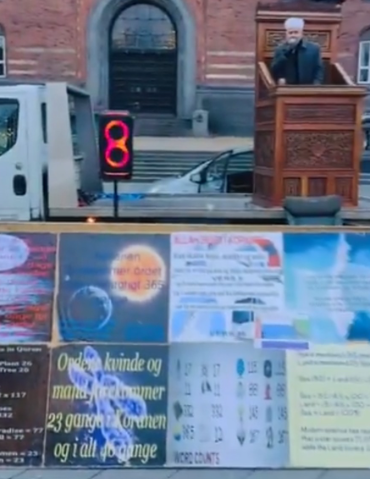 Den Korte Avis | Midt på Rådhuspladsen i København var der opstillet en slags moské, og en imam læste op af Koranen