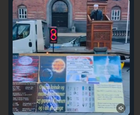 Den Korte Avis | Midt på Rådhuspladsen i København var der opstillet en slags moské, og en imam læste op af Koranen