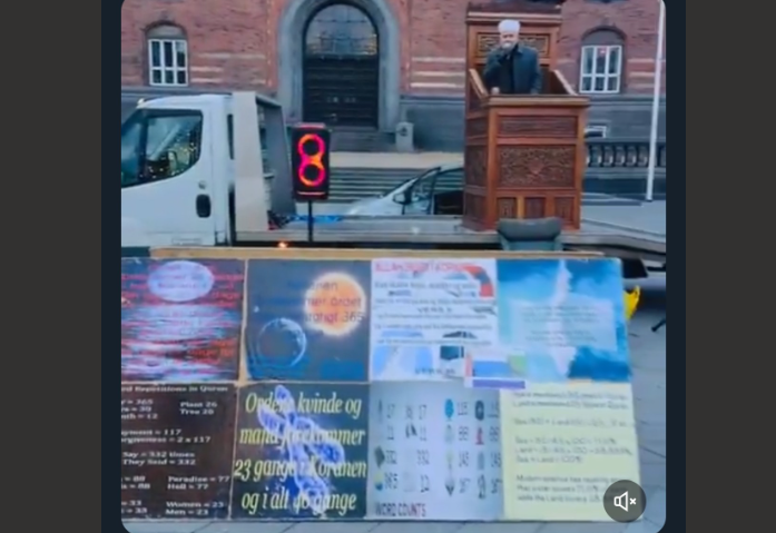 Den Korte Avis | Midt på Rådhuspladsen i København var der opstillet en slags moské, og en imam læste op af Koranen